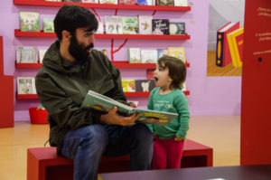 Padre e hija leyendo