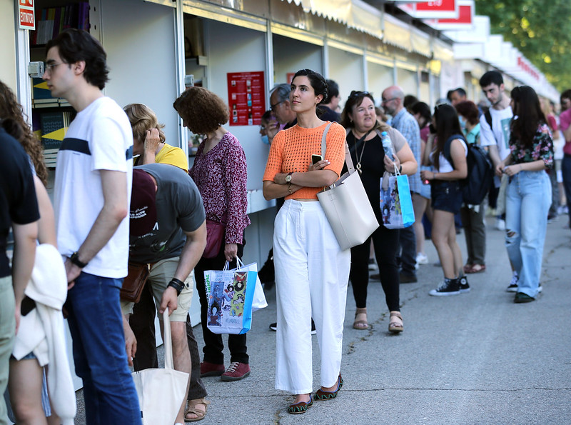 Visitantes en el primer día de la Feria del Libro de Madrid 2022