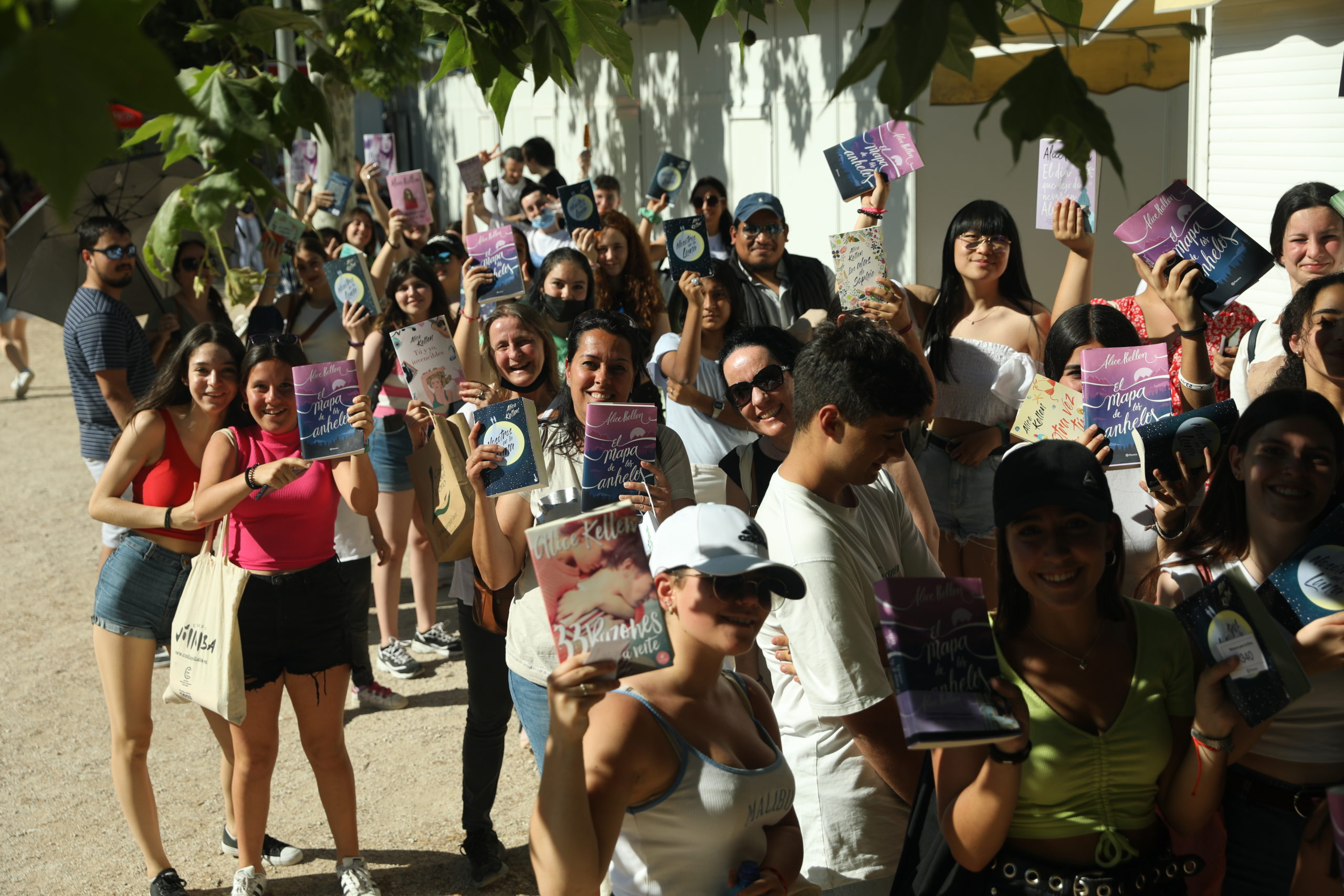 Colas de jóvenes para las sesiones de firma en la Feria del Libro de Madrid