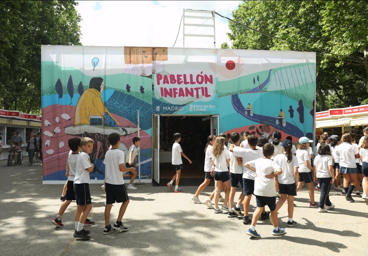 Escolares en Pabellón Infantil de la Feria del Libro de Madrid
